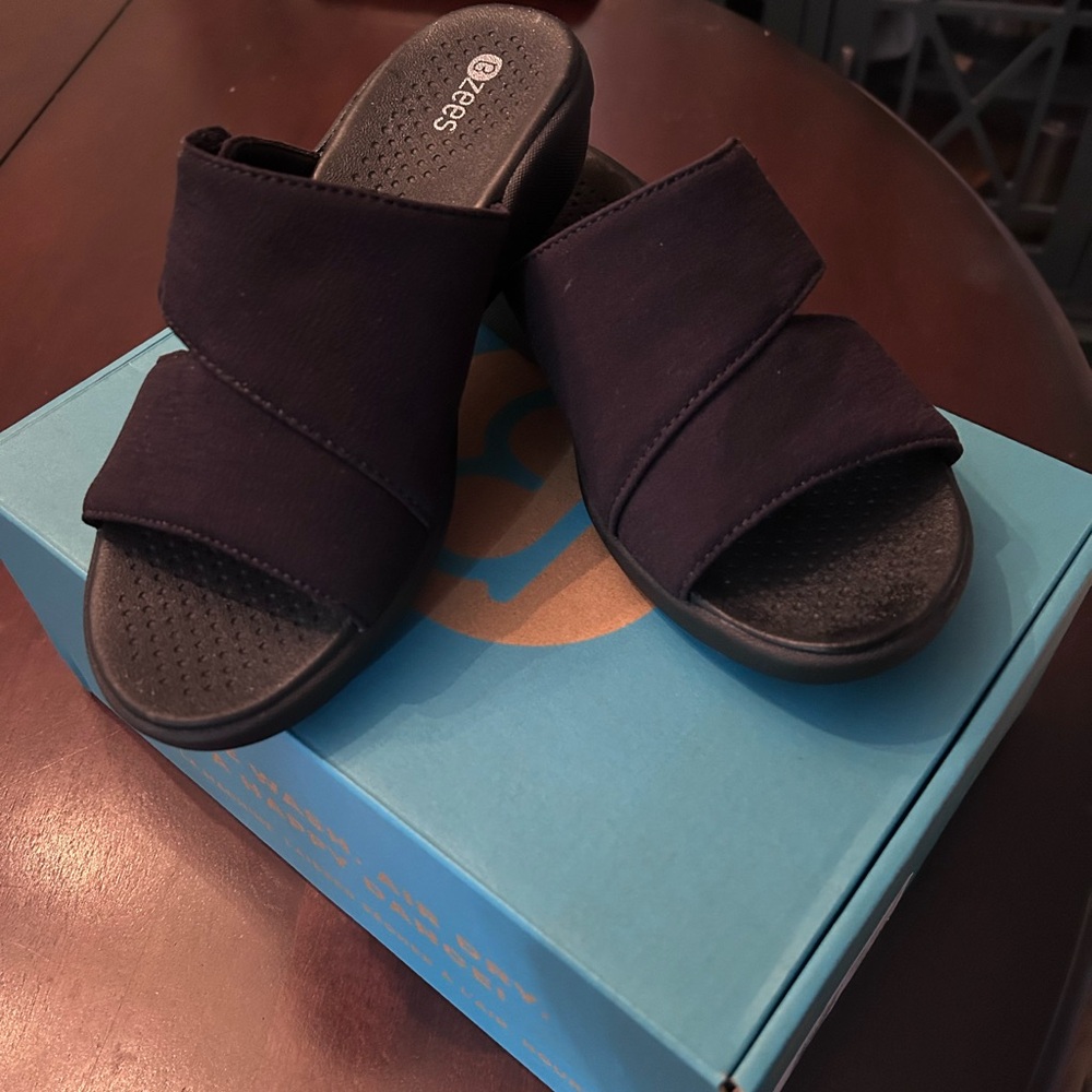BZEES Carefree Black slides 5.5.